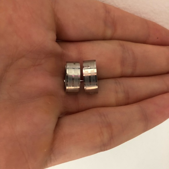 Small stainless steel cross hoop earrings - Picture 5 of 5